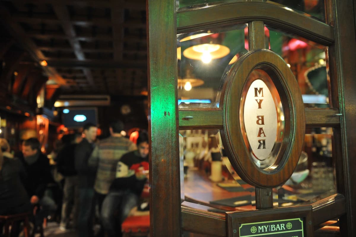 El origen de los nombres de los pubs: Un viaje por la simbología y los rótulos antiguos